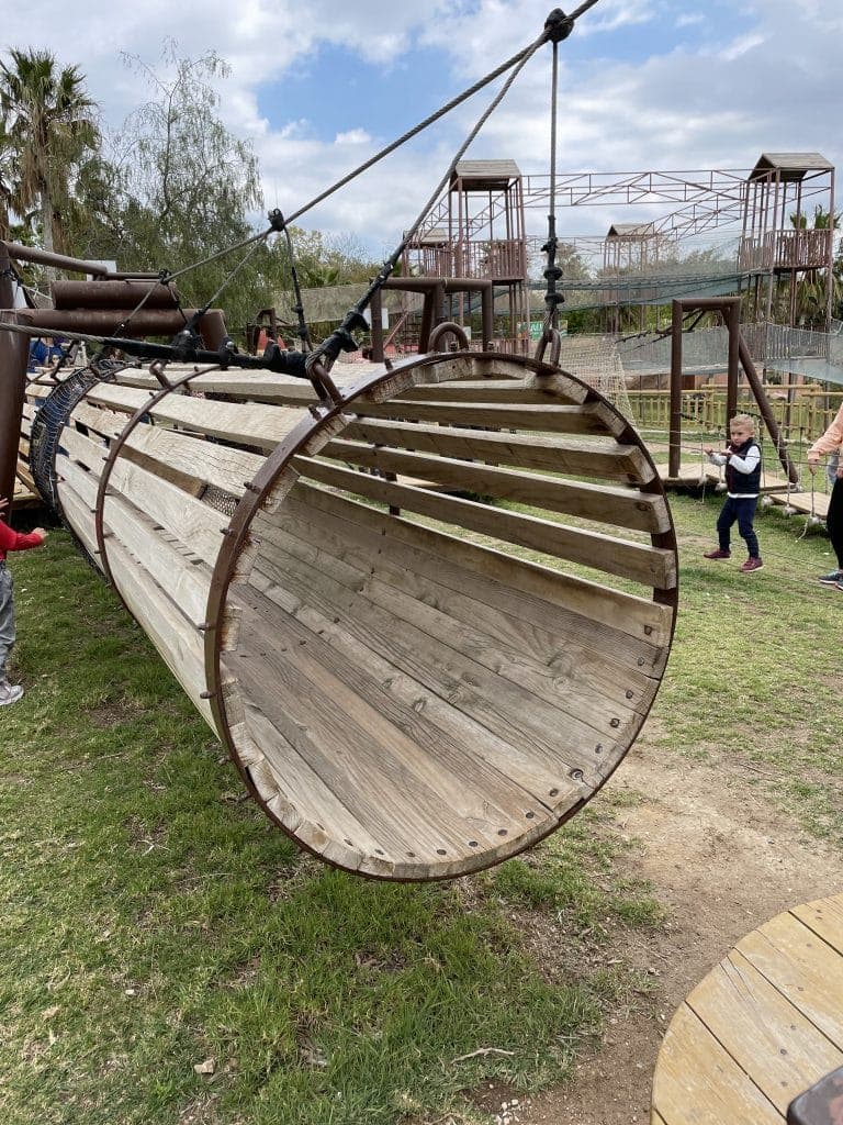 Asiento colgante de madera en una zona exterior de Terra Natura