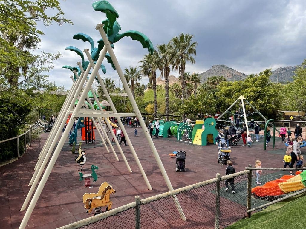 Parques infantiles y parques de aventuras en terra natura
