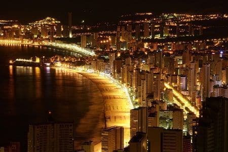 Benidorms skyline opplyst om natten, ved stranden