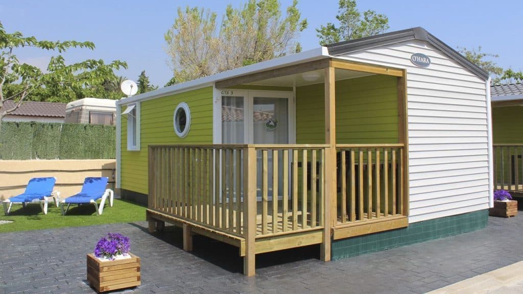 Exterior bungalow verde con hamacas opcionales en benidorm