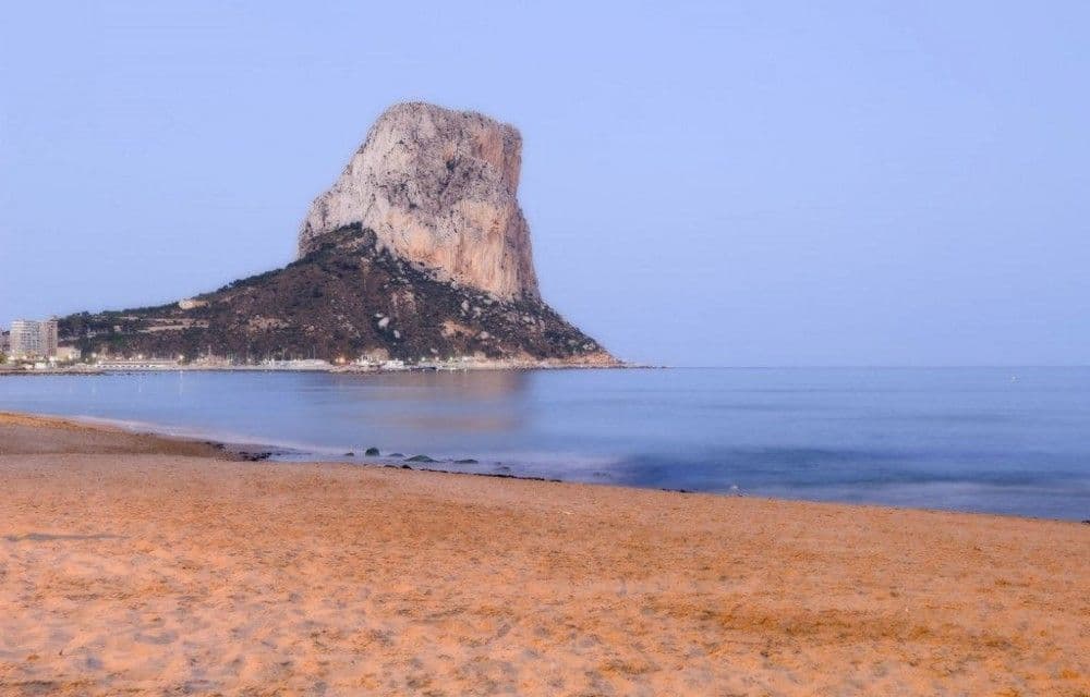 Peñón de Ifach sett fra stranden i Calpe