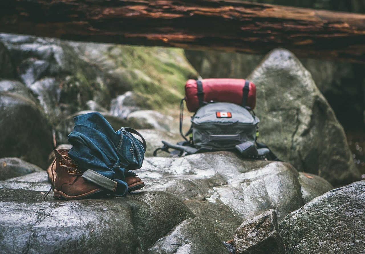 Mochila, botas y saco de dormir preparados para una escapada de camping