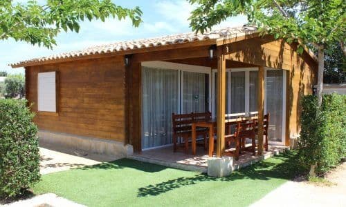 Exterior de un bungalow de madera con terraza
