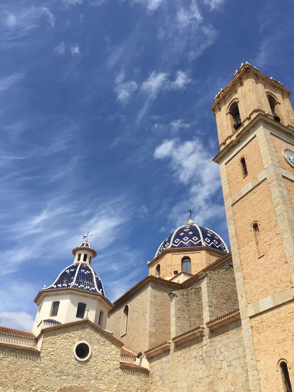 Kirken Nuestra Señora del Consuelo i Altea, sett nedenfra