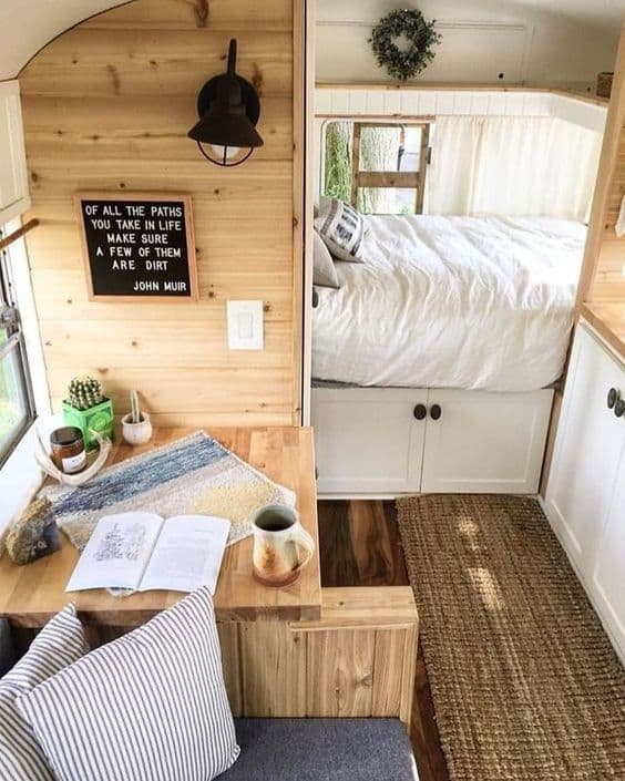 Renovert interiør i en gammel campingvogn