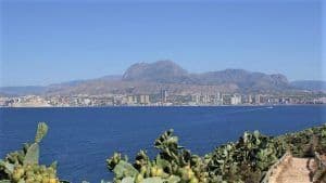 Utsikt over byens silhuett og havnen fra øya benidorm