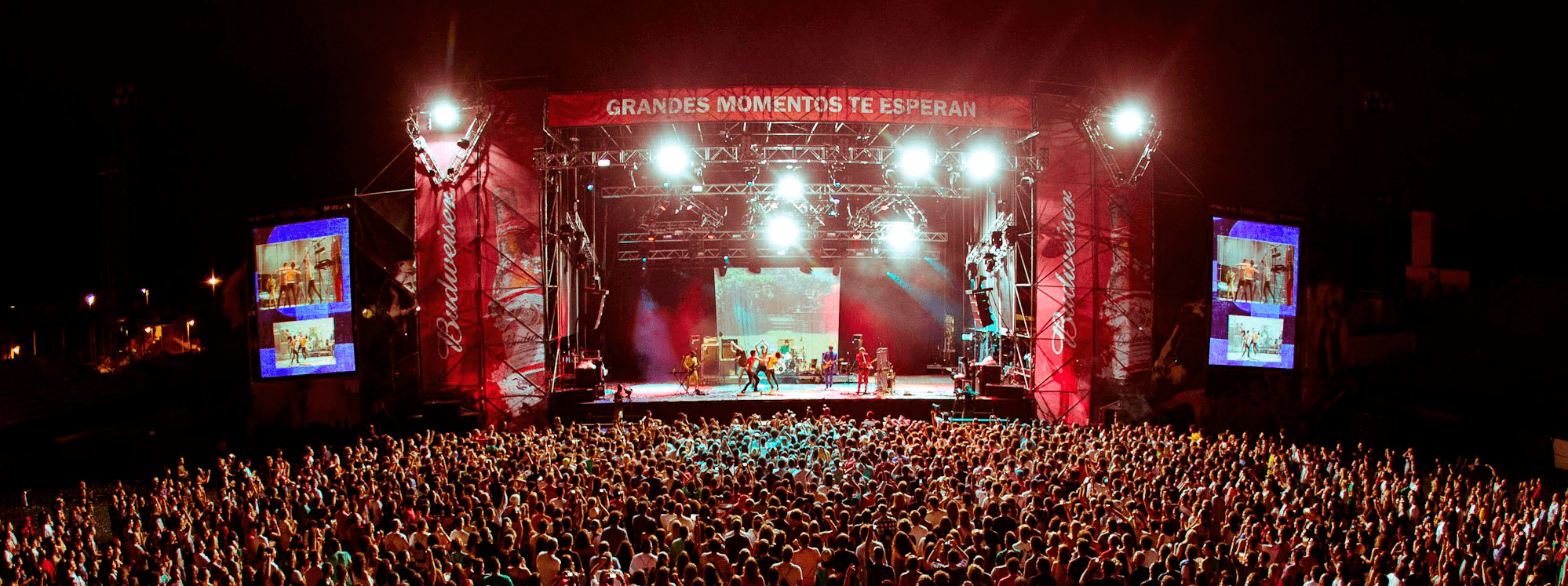 Escenario del Low Festival durante un concierto nocturno