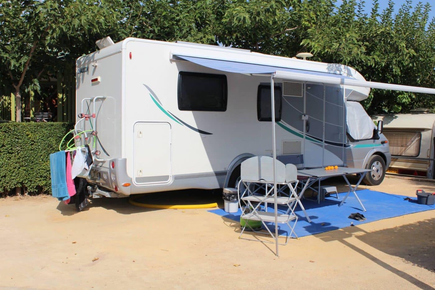 Camper posizionato in una piazzola del campeggio