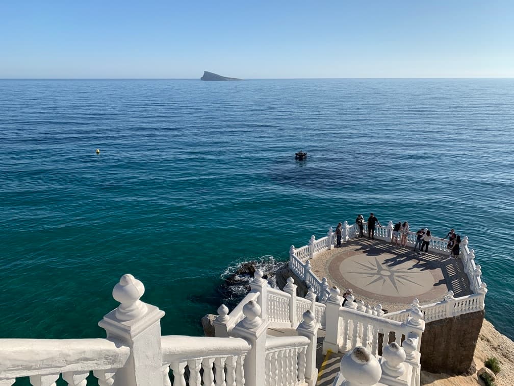 Utsiktspunktet Balcón del Mediterráneo i Benidorm, sett fra plassen