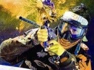 Jugador de paintball con máscara y marcadora