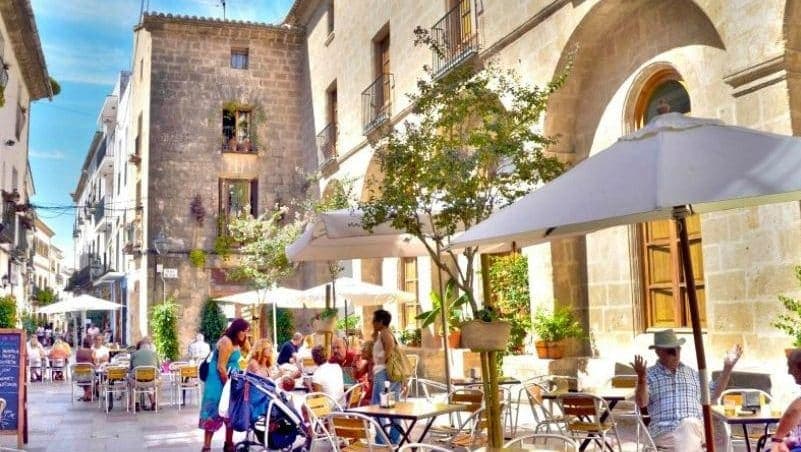 Gate i den historiske bydelen i Jávea med uteserveringer
