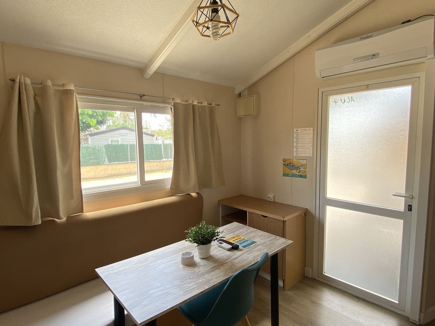 Pet-friendly bungalow: living and seating area
