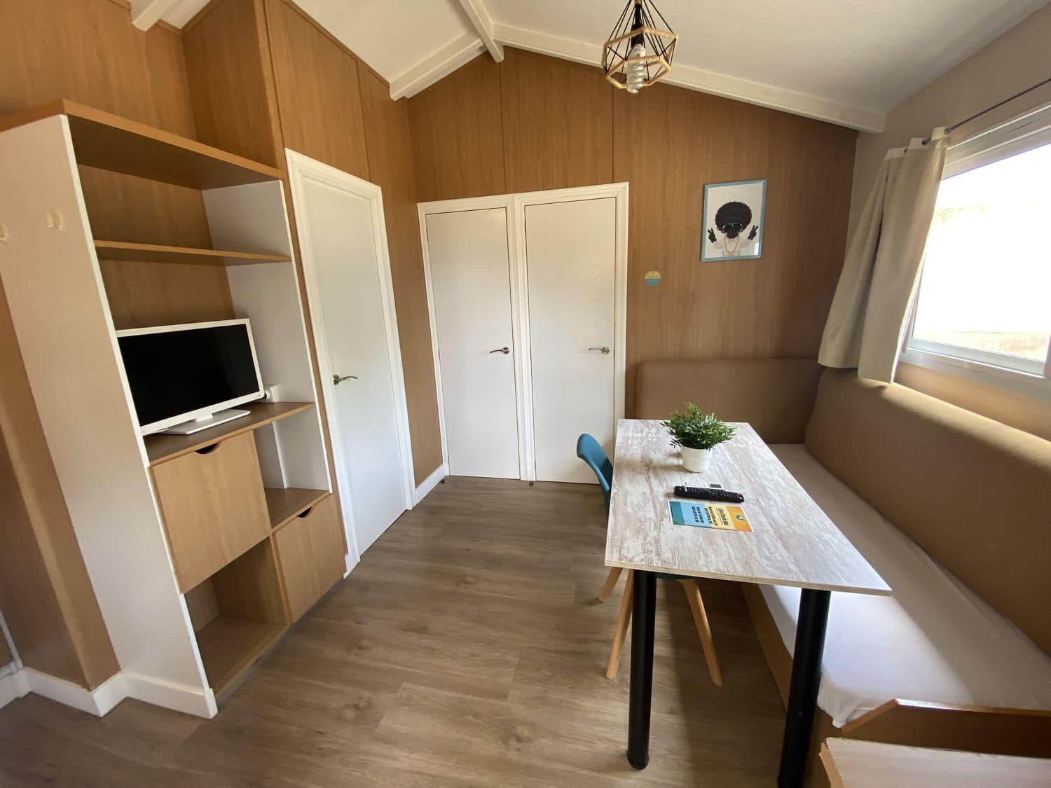 Pet-friendly bungalow: living room
