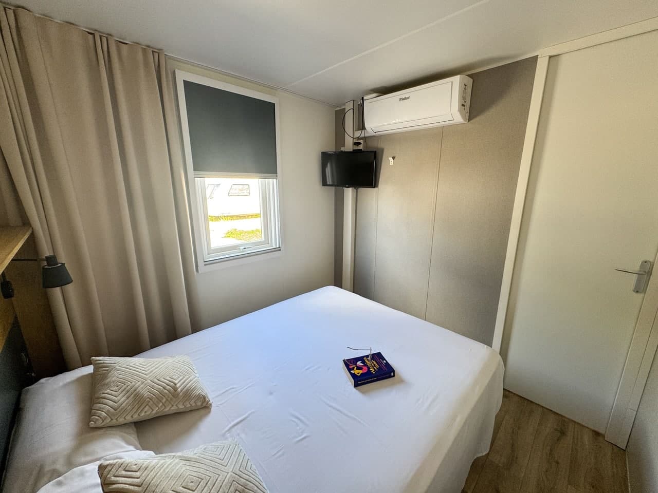 Double bedroom with TV, Armanello XL Bungalow