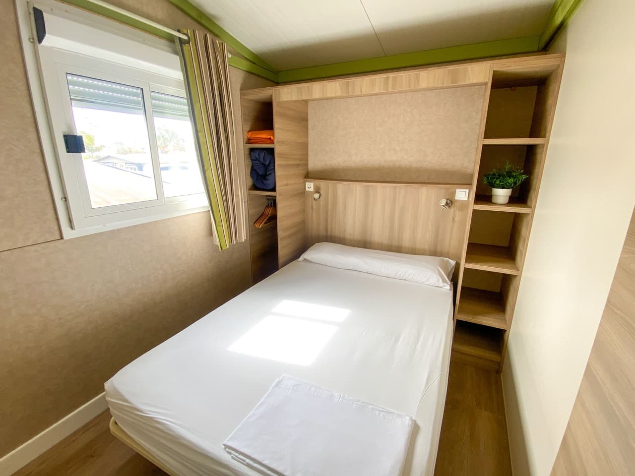 Bungalow Titom: chambre avec lit double