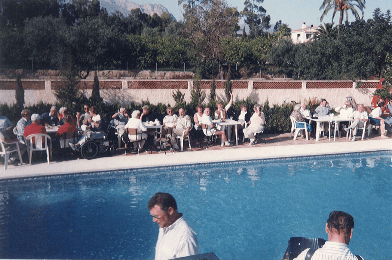 Clientes de Camping Armanello alrededor de la piscina en una comida de invierno