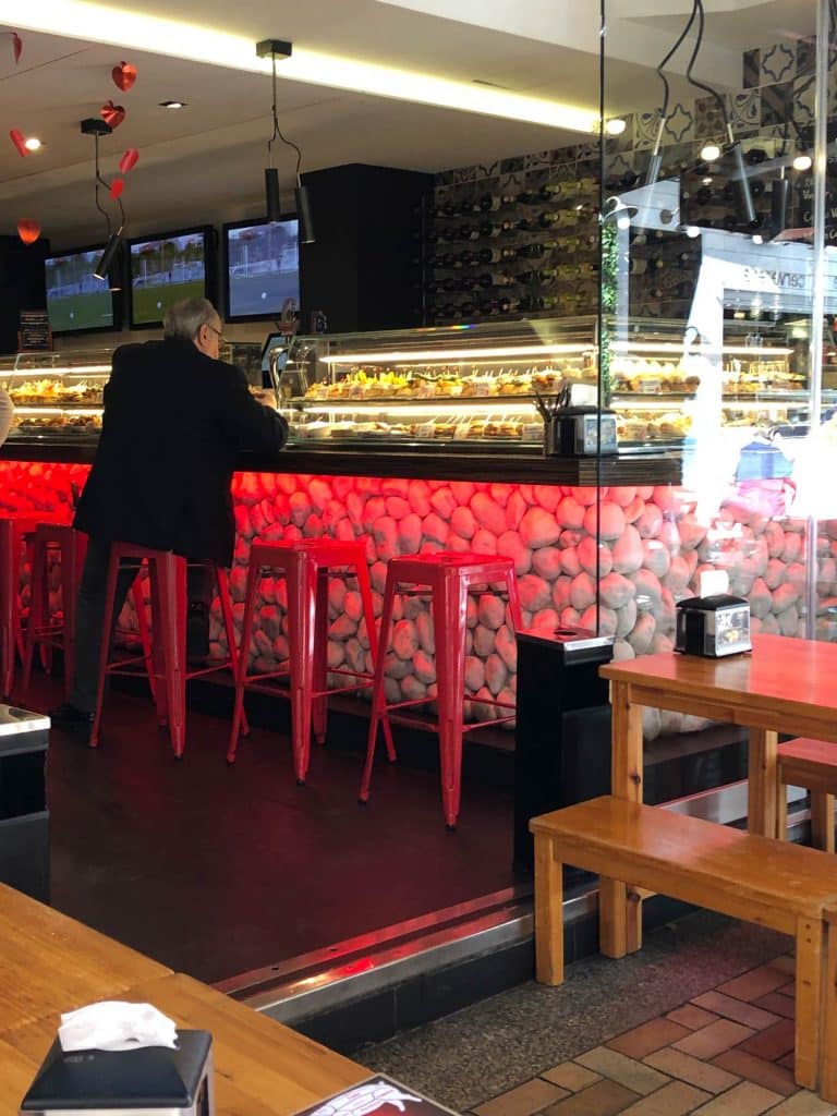 Barra con pintxos en un bar de la zona de los vascos de Benidorm