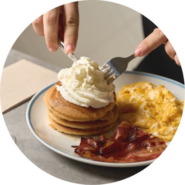 Pancakes con nata, huevos revueltos y beicon en Carmencita Brunch