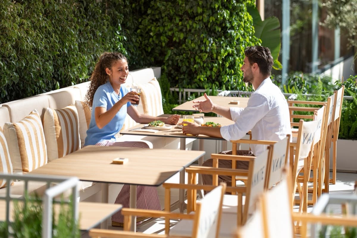 Terraza de VANTE Urban Café en el Hotel Port Benidorm