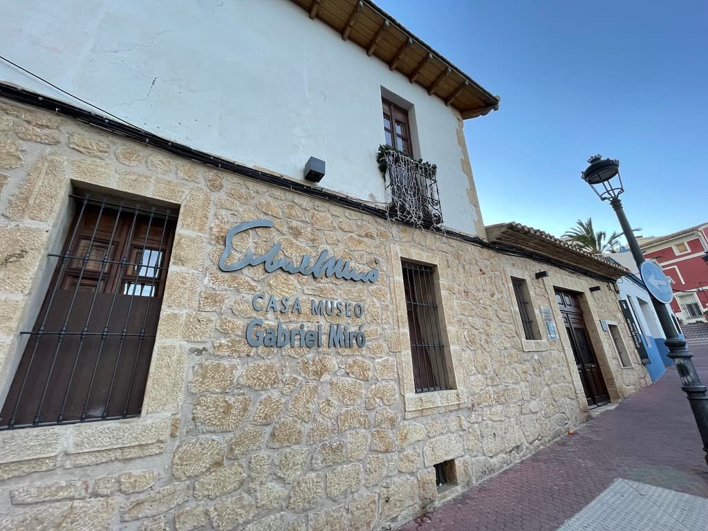 Facciata in pietra della Casa Museo Gabriel Miró a Polop, con l’insegna del museo