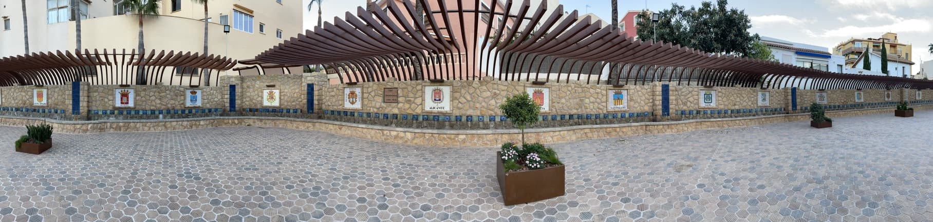 Muro de la plaza de los Chorros con los escudos de varios pueblos sobre los caños
