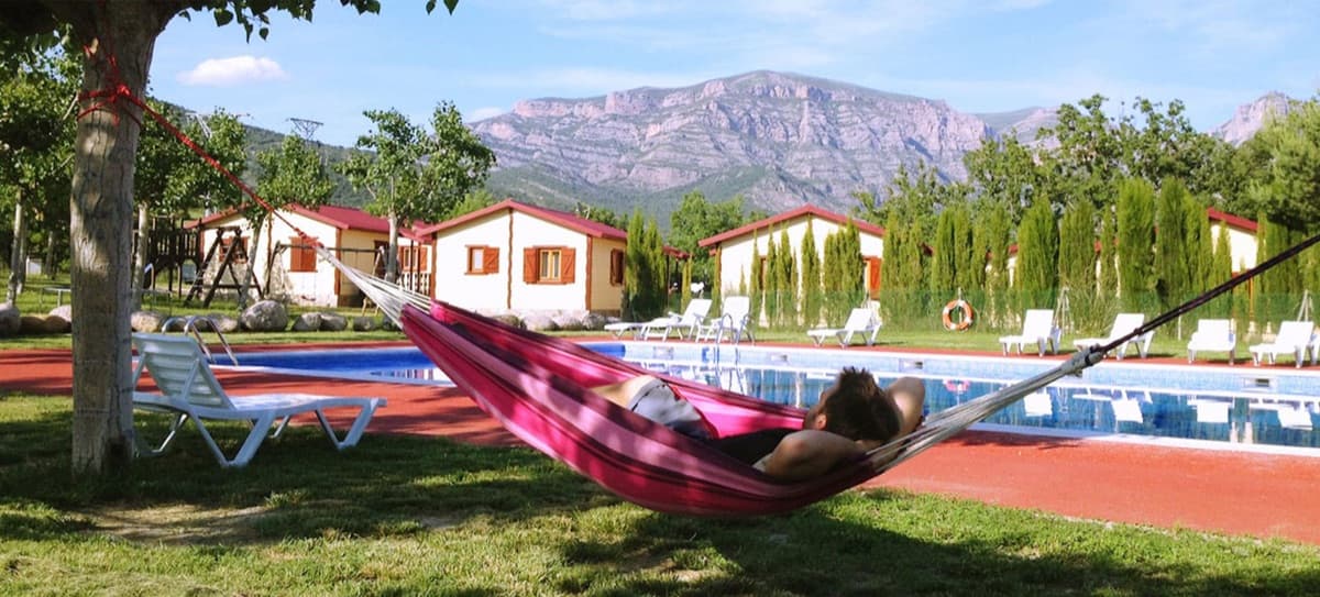 Zwembad van Camping Isábena met de bergen van de Pyreneeën op de achtergrond