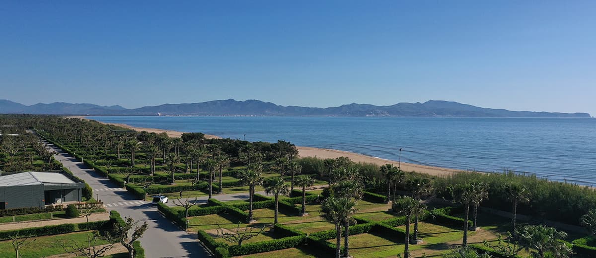 Luchtfoto van de staanplaatsen aan het strand van Camping La Ballena Alegre, in Sant Pere Pescador