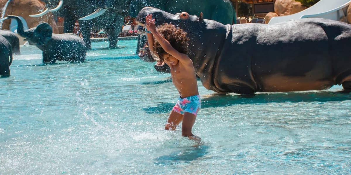 Zwembadzone met dierenfiguren bij Camping & Resort Sangulí, in Salou