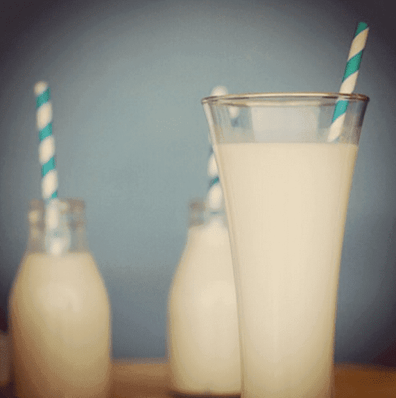 Verre et bouteille d'horchata avec des pailles