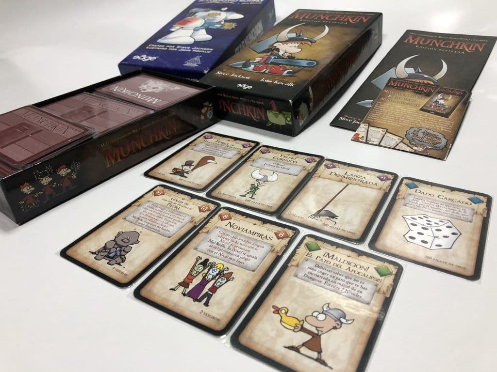 Caja de munchkin y cartas del juego para no aburrirse nunca