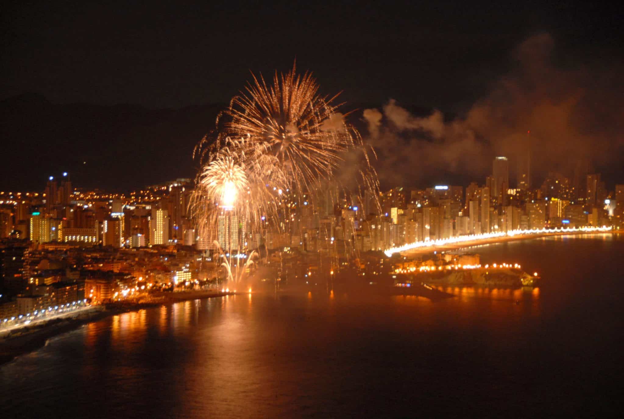 Feuerwerk über Benidorm während der Fiestas Mayores Patronales