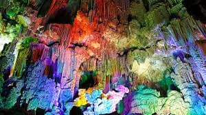 Lumières dans les grottes de canelobre