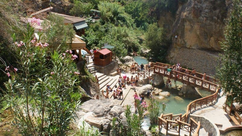 Eingang zu den algar wasserfällen in callosa d