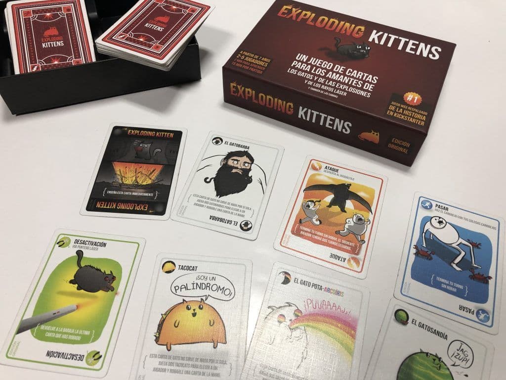 Juego de cartas Exploding Kittens desplegado sobre una mesa