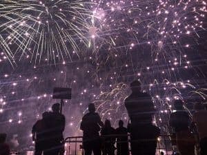Castell de l'olla de altea, noche de fuegos artificiales