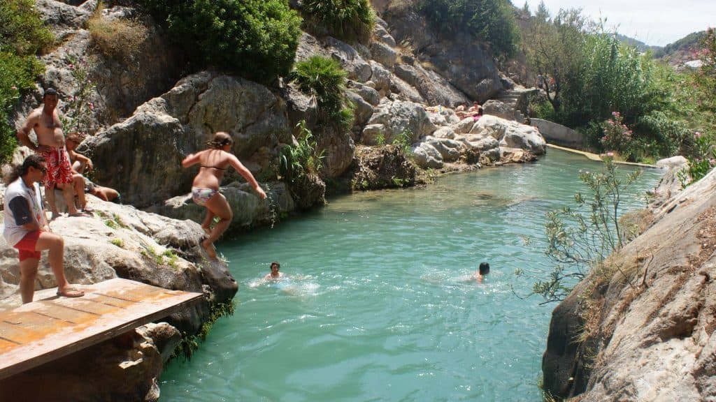 Menschen, die in die Becken der Fuentes del Algar springen