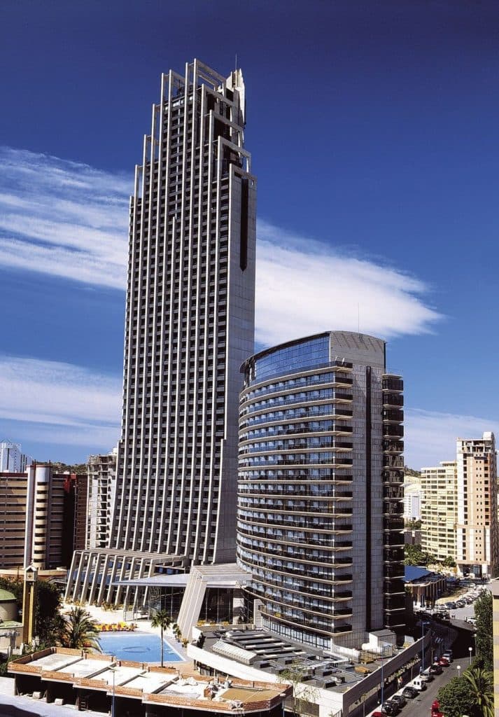 Gran hotel bali aan het einde van de boulevard van benidorm