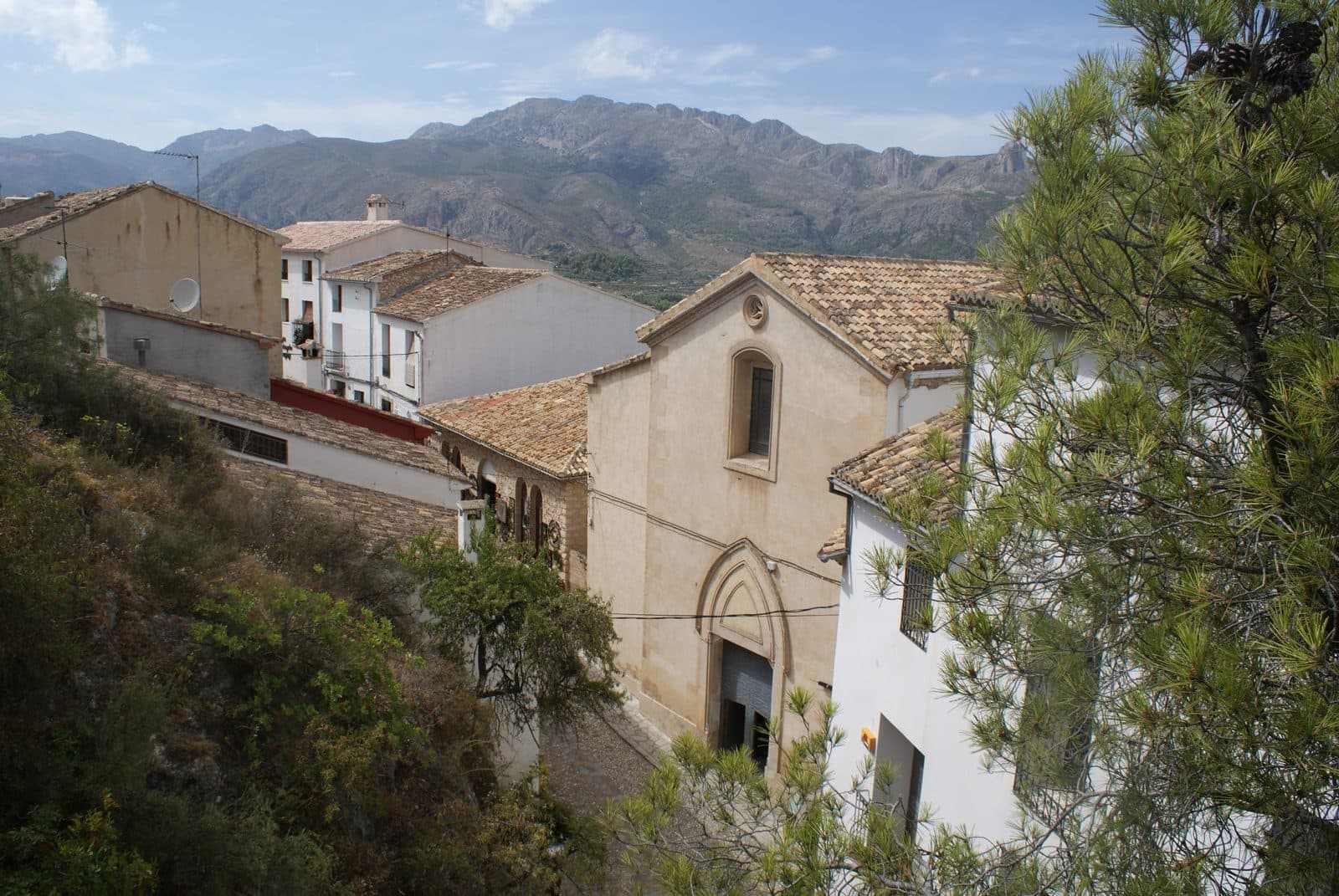 Fachada barroca de la iglesia parroquial de nuestra señora de la asunción en guadalest