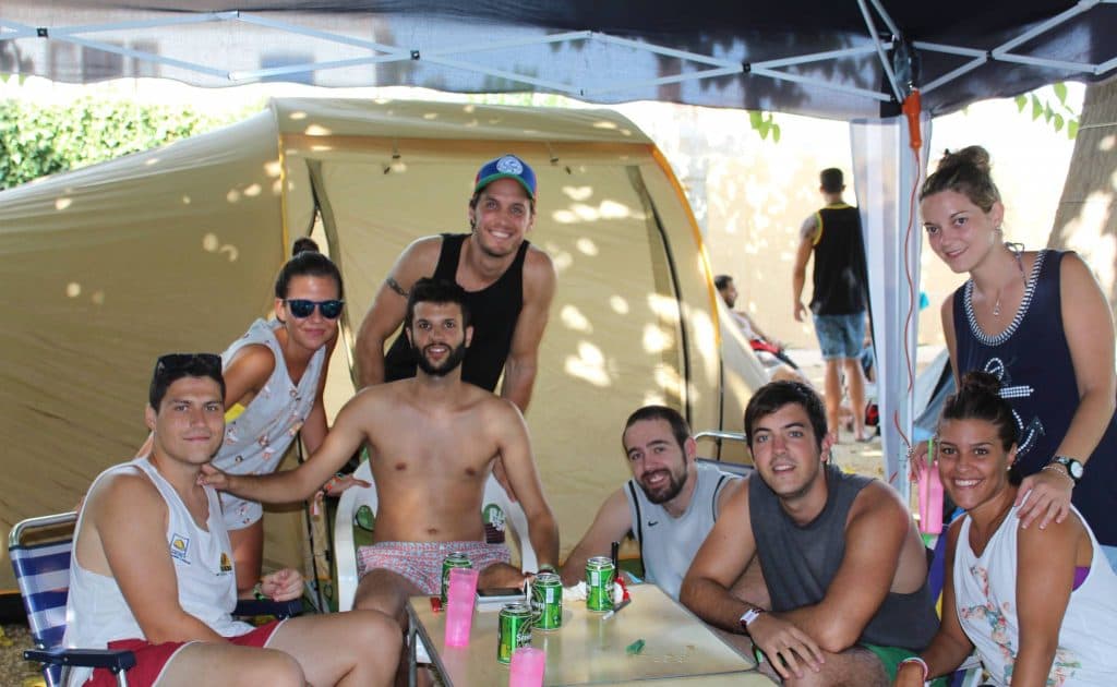 Grupo de amigos reunido junto a una autocaravana