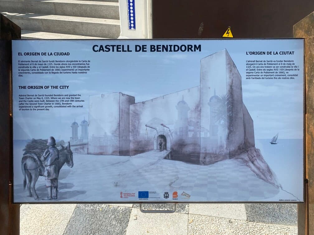 Informatiebord over het oude Castell de Benidorm