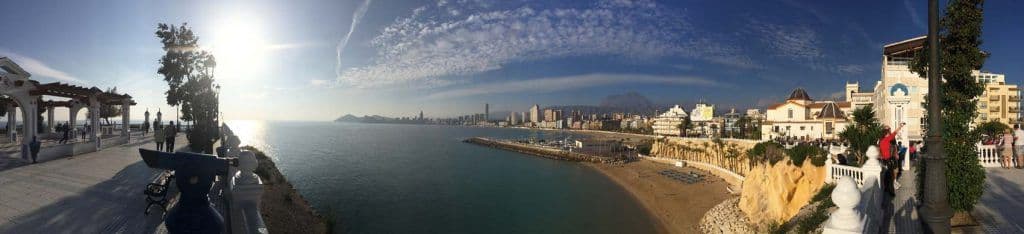 Panoramisch uitzicht vanaf het kasteel, een icoon van de geschiedenis van benidorm.