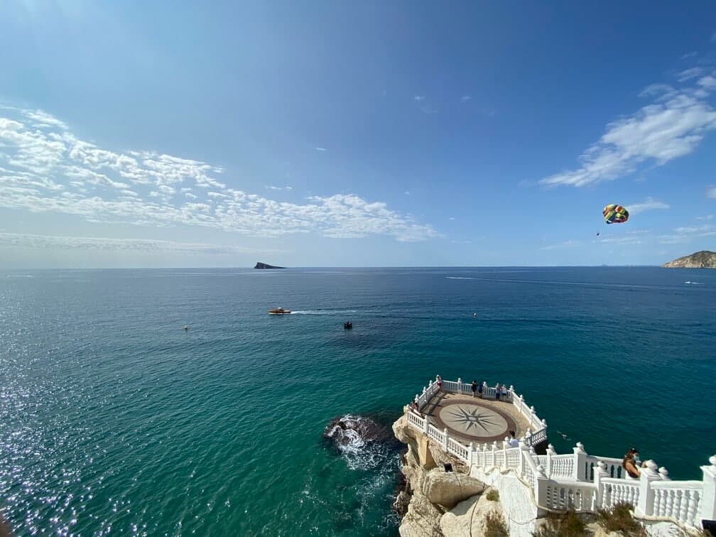 Vue sur la mer depuis le belvédère de la Punta Canfali, à Benidorm