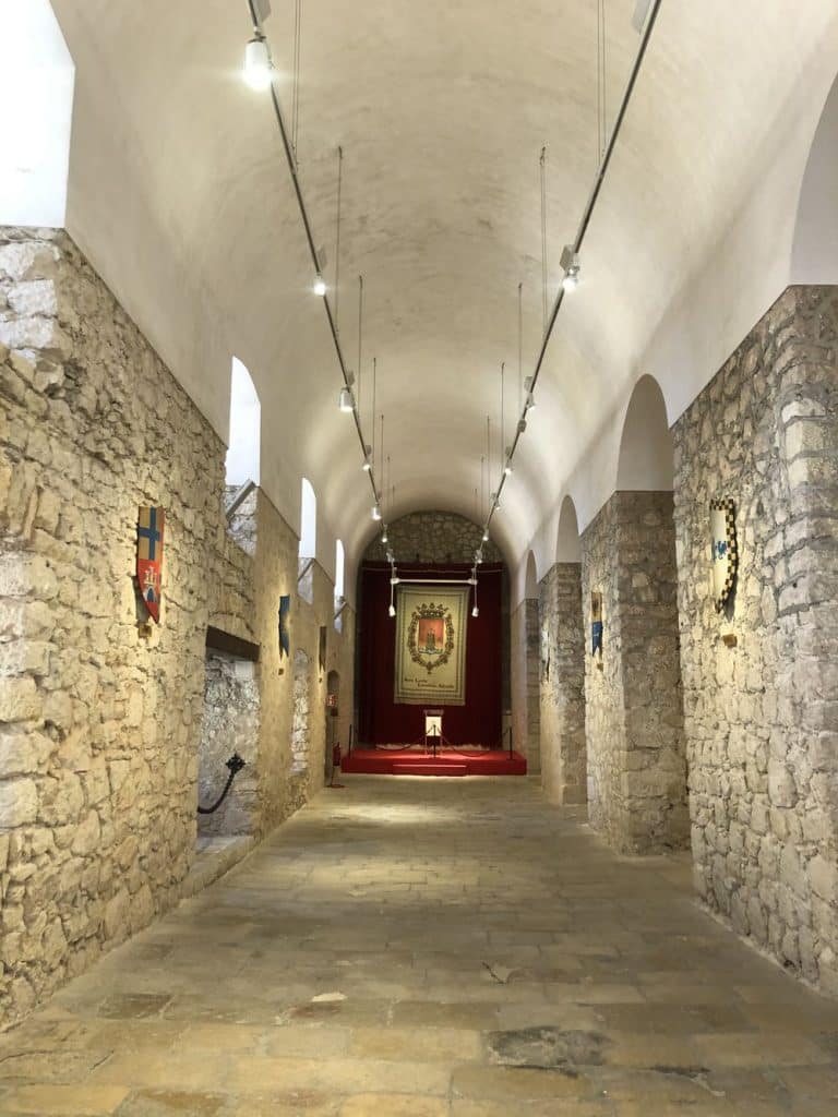 Interior castillo santa barbara