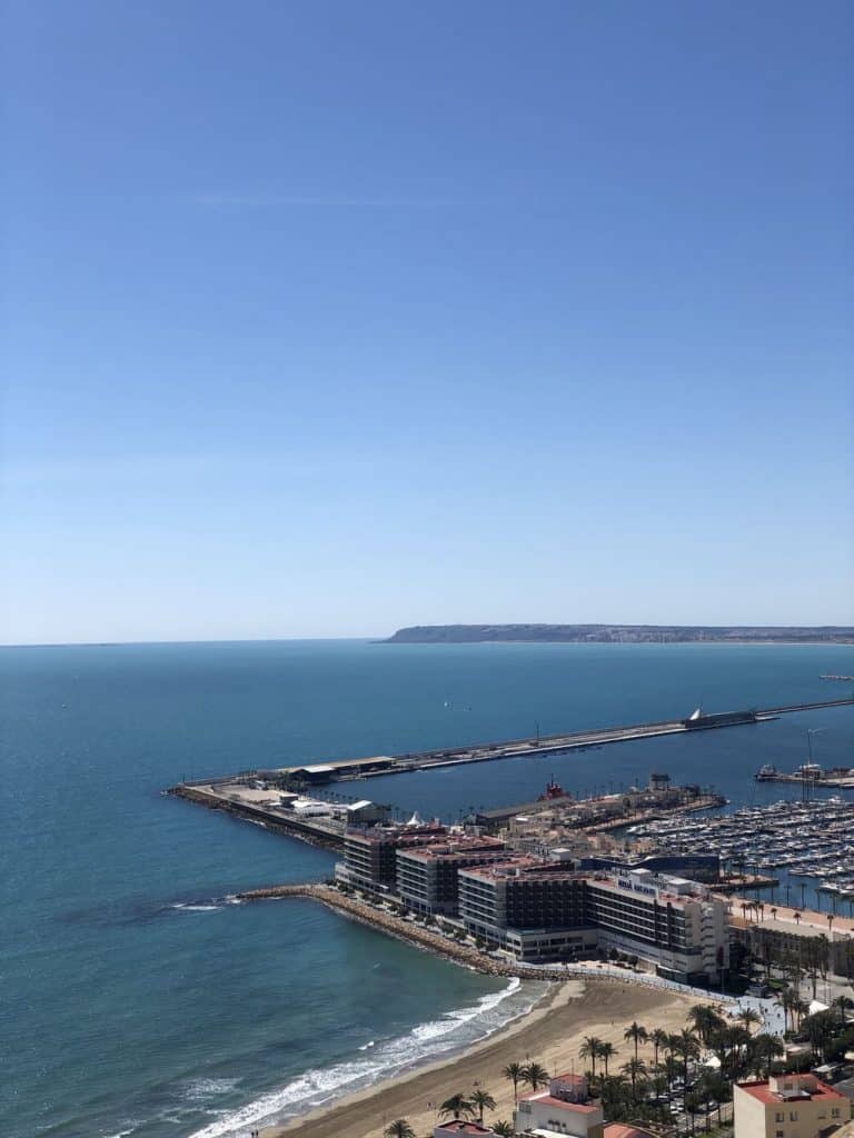 Vista puerto desde castillo alicante