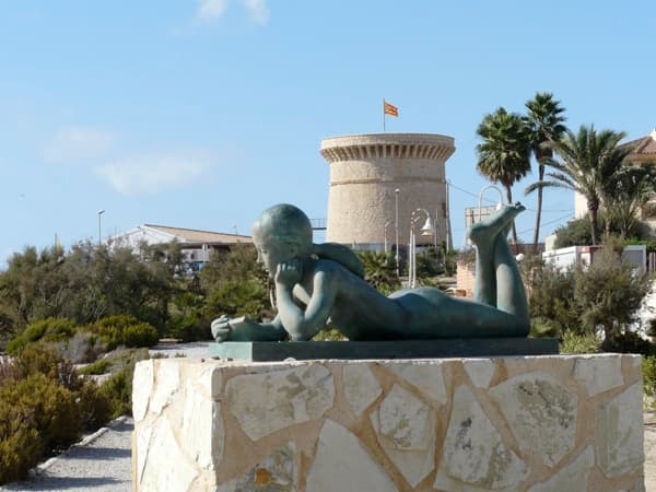 Beeld van de illeta toren in campello met het voramar beeld.