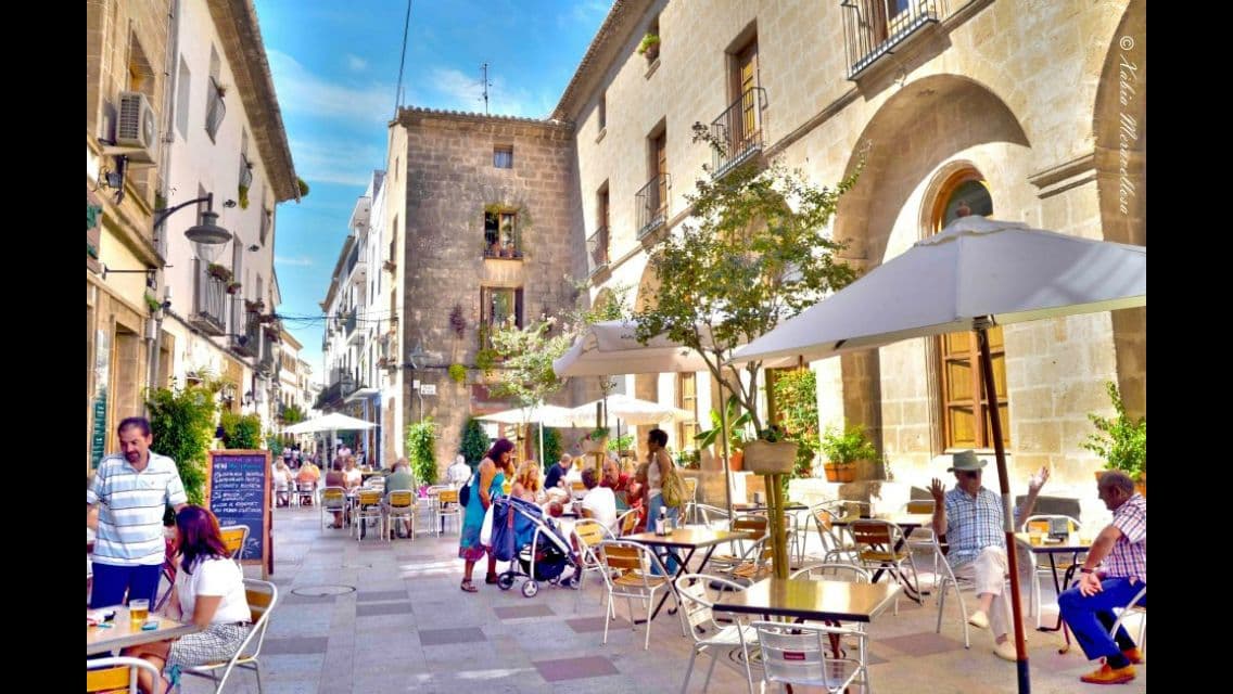 Le centre ville de jávea en été