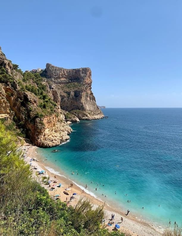 Cala Moraig tra le scogliere a Benitachell (Alicante)