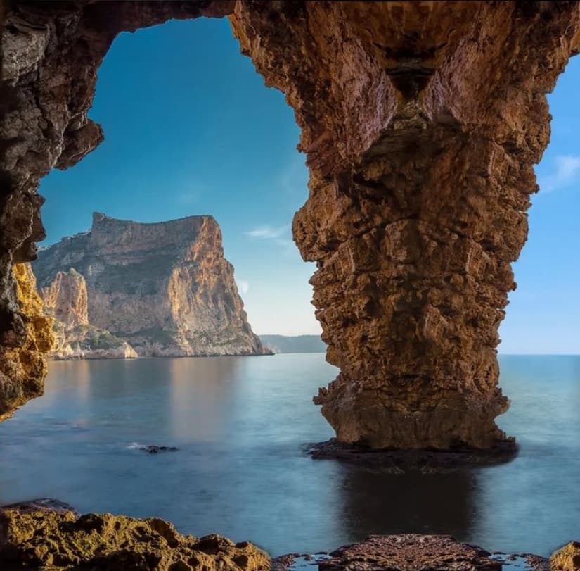 La Cova dels Arcs, la grotta marina di Cala Moraig