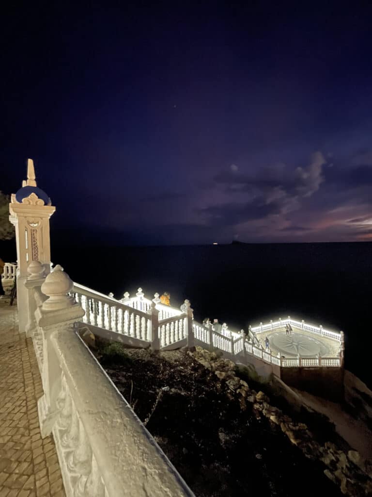 Uitzichtpunt van het castell de benidorm bij nacht