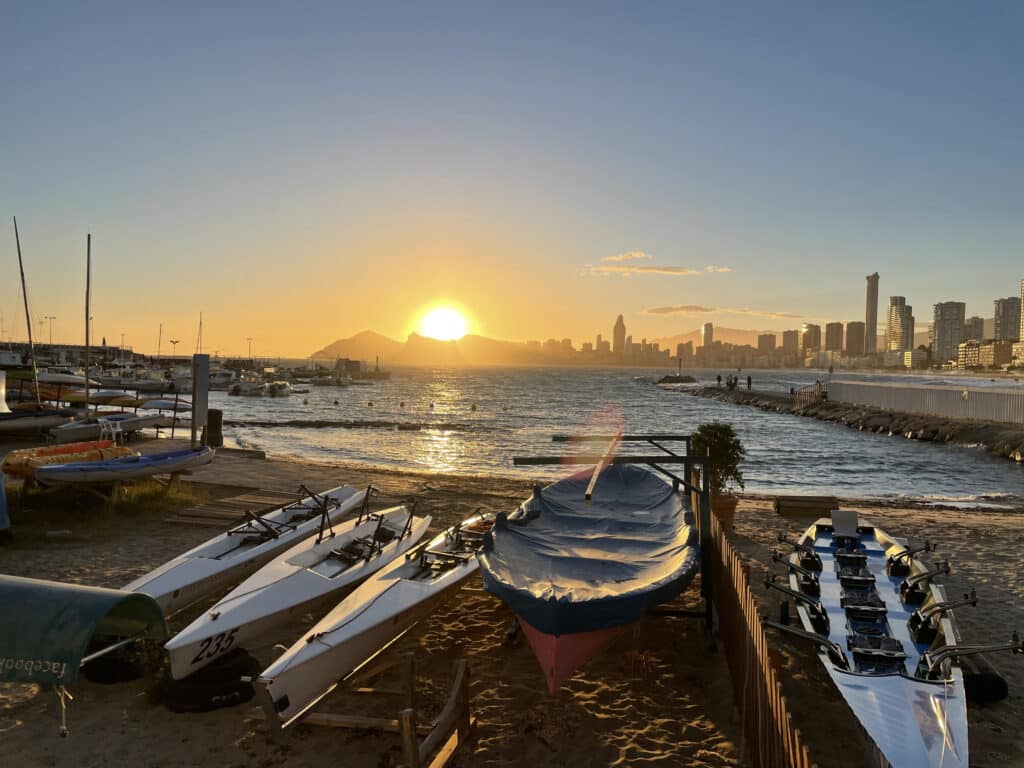 Haven van benidorm bij zonsondergang